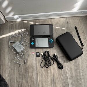 “New” Nintendo 2DS XL Black/Turquoise Bundle 64gb Black Case 3 Chargers